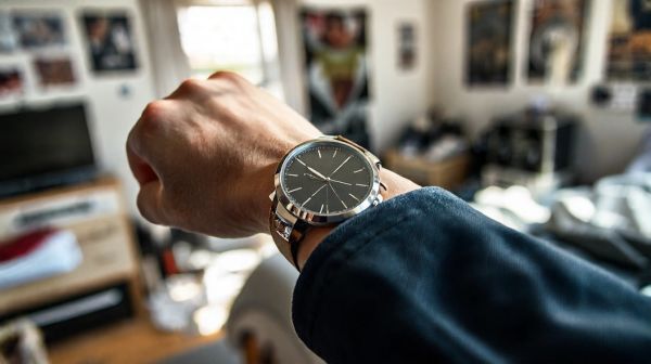 Les styles incontournables de bijoux pour ados garçons en 2026