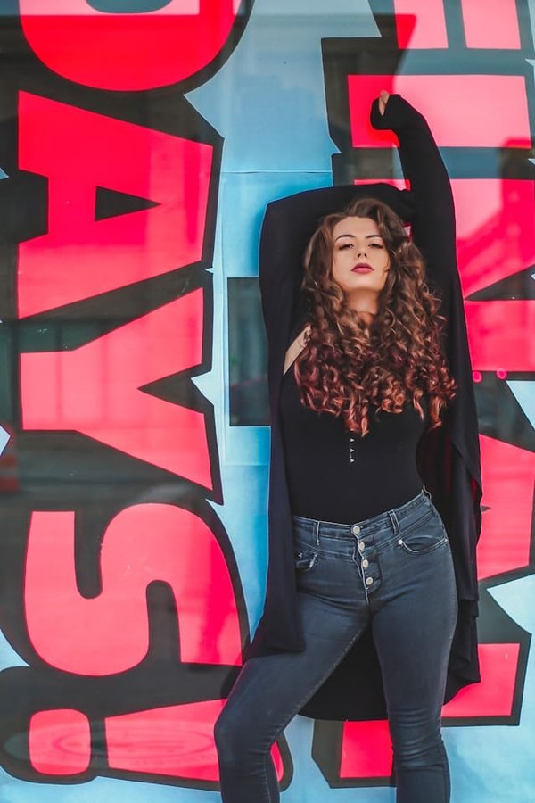 Astuces pour porter des pantalons taille haute avec des crop tops sans révéler trop de peau